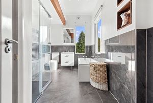 LAKESIDE LODGE- click for photo gallery